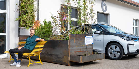 Aufstellung der ersten Pilot Pocket Schwammstadt im 2022 vor unserem Büro in Winterthur